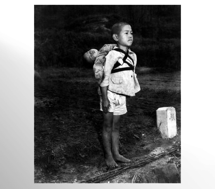 「写真 「焼き場に立つ少年」」の画像検索結果